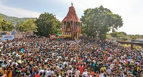 மதுரை அழகர்கோவில் கள்ளழகர் கோயிலில் ஆடிப்பெருந்திருவிழாவை முன்னிட்டு தேரோட்டம் நடைபெற்றது. இதில் பக்தர்கள் வெள்ளத்தில் ஆடி, ஆடி அசைந்தாடிவரும் தேரில் கள்ளழகர் என்ற சுந்தரராஜ பெருமாள் எழுந்தருளினார். படம்: எஸ்.கிருஷ்ணமூர்த்தி.