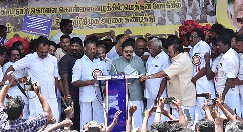 கோடநாடு கொலை, கொள்ளை வழக்கை விரைந்து விசாரிக்க கோரி நடந்த கண்டன ஆர்ப்பாட்டத்தில் பேசும் ஓ.பன்னீர்செல்வம் அருகில் அமமுக பொதுச் செயலாளர் டிடிவி தினகரன்