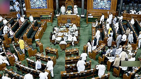 டெல்லி அரசு அதிகாரிகளை கட்டுப்படுத்தும் சட்ட மசோதா - மக்களவையில் எதிர்ப்புக்கிடையே தாக்கல்