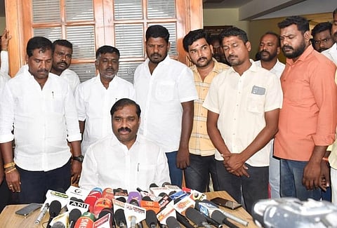 கடலூரில் செய்தியாளர்களைச் சந்தித்த  தமிழக வாழ்வுரிமை கட்சி தலைவர் வேல்முருகன்.