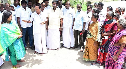 விழுப்புரம் அருகே ஸ்டாலின் நகர் மக்களிடம் குறைகளைக் கேட்டறிந்த கோட்டாட்சியர் பிரவீணாகுமாரி.