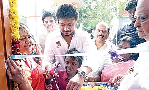திருப்போரூர் ஒன்றியத்தில் வசிக்கும் இருளர் பழங்குடியினருக்கு மெட்ராஸ் சென்ட்ரல் ரோட்டரி சங்கம் சார்பில் குயில்குப்பம் கிராமத்தில் கட்டப்பட்டுள்ள வீடுகளை அமைச்சர் உதயநிதி  திறந்து வைத்தார்.
