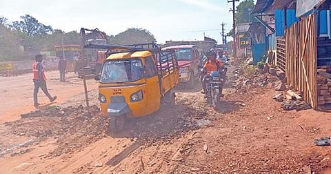‘யப்பா... சீக்கிரம் முடிக்க பாருங்கய்யா!’ - திட்டமிடாத பணியால் திணறும் தென்காசி மக்கள்