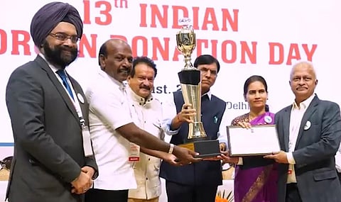 உறுப்பு தானத்தில் இந்திய அளவில் சிறந்த மாநிலத்துக்கான விருதை மத்திய அமைச்சர் மன்சுக் மாண்டவியாவிடம் இருந்து  அமைச்சர் மா.சுப்பிரமணியன் பெற்றுக்கொண்டார்.