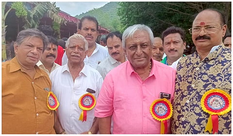 ஆண்டியப்பனூரில் உள்ள பாப்பாத்தி அம்மன் கோயிலில் சுவாமி தரிசனம் செய்ய வந்த நடிகர் ரஜினிகாந்த் சகோதரர் சத்யநாராயணன்