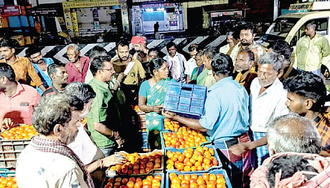 வத்தலகுண்டு மார்க்கெட்டில் விற்பனைக்காக கொண்டுவரப்பட்ட தக்காளி.