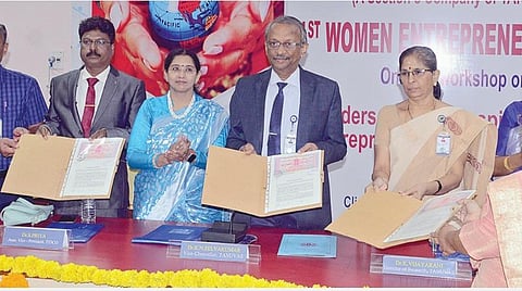 வேப்பேரி கால்நடை மருத்துவக் கல்லூரியில் நேற்று நடைபெற்ற பெண் தொழில்முனைவோர் சந்திப்பு நிகழ்ச்சியில், தமிழ்நாடு கால்நடை மருத்துவ அறிவியல் பல்கலை. துணைவேந்தர் கே.என்.செல்வக்குமார் முன்னிலையில் புரிந்துணர்வு ஒப்பந்தம் மேற்கொள்ளப்பட்டது. உடன், டிட்கோ துணைத் தலைவர் பிரியா, கால்நடை நலக்கல்வி மைய இயக்குநர் சவுந்தரராஜன் உள்ளிட்டோர்.  படம்: எஸ்.சத்தியசீலன்