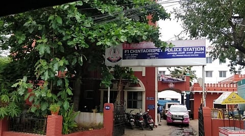 சென்னை | போதையில் காவல் நிலையத்தில் ரகளை செய்தவர் கைது: வெடிகுண்டு வைத்திருப்பதாக கூறியதால் பரபரப்பு