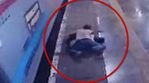 சென்ட்ரல் ரயில் நிலையத்திலிருந்து புறப்பட்ட விரைவு ரயிலில் இருந்து தவறி விழுந்த பெண் படுகாயம்