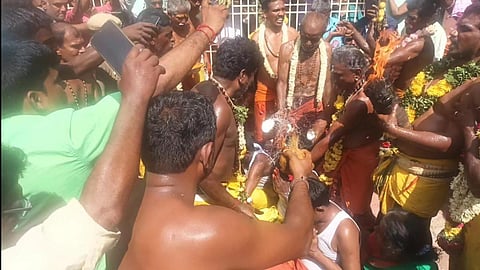 கரூர் - மேட்டுமகாதானபுரம் அம்மன் கோயிலில் பக்தர்கள் தலையில் தேங்காய் உடைத்து நேர்த்திக் கடன்