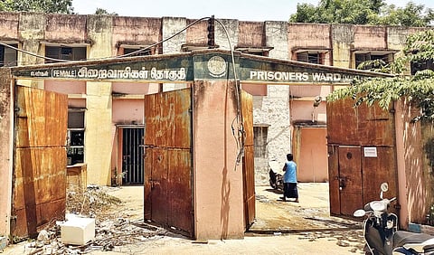 வேலூர் அரசு மருத்துவ கல்லூரி மருத்துவமனை வளாகத்தில் பாழடைந்துள்ள சிறைவாசிகளுக்கு சிகிச்சை அளிக்கும் கட்டிடம்.படங்கள்: வி.எம்.மணிநாதன்.