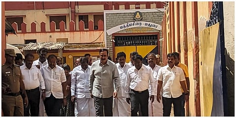 மதுரை மத்திய சிறையில்  அடைக்கப்பட்டுள்ள பாமகவினரை அக்கட்சியின் தலைவர் அன்புமணி ராமதாஸ் உள்ளிட்டோர் சந்தித்தனர்.