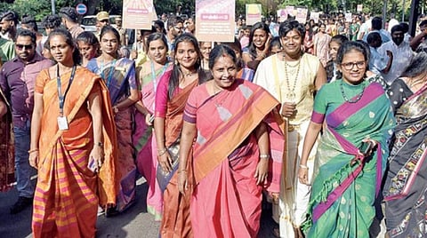 தேசிய கைத்தறி தினத்தை, முன்னிட்டு நெசவாளர்களை கவுரவிக்கும் விதமாக கோவை ரேஸ் கோர்ஸ் சாலையில் மக்கள் சேவை மையம் சார்பில் நடைபெற்ற பேரணியில் கதர் சேலை அணிந்து பங்கேற்ற எம்.எல்.ஏ.   வானதி சீனிவாசன் மற்றும்  கல்லூரி மாணவிகள். படம்: ஜெ.மனோகரன்