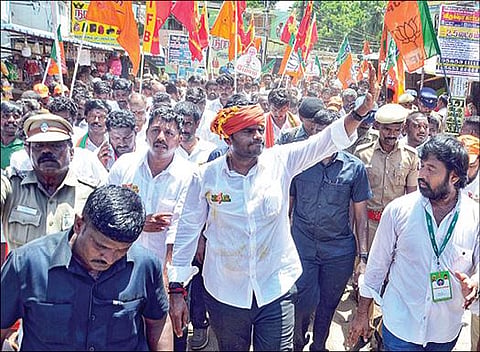 மதுரை மாவட்டம் மேலூரில் நேற்று நடைபயணம் மேற்கொண்ட  பாஜக மாநிலத் தலைவர் அண்ணாமலை. படம்: எஸ்.கிருஷ்ணமூர்த்தி
