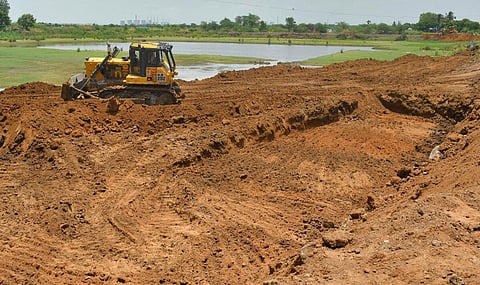 நிலத்தில் பணிகளை மேற்கொள்ளும் என்எல்சி | கோப்புப் படம்