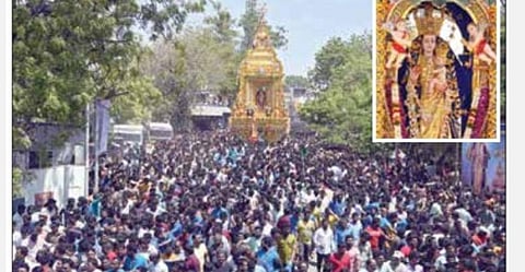 தூத்துக்குடி நகர வீதிகளில் பவனி வந்த தூய பனிமய மாதா தங்கத் தேர். (உள்படம்) தேரில் வீற்றிருந்த தூய பனிமய அன்னை. படம்: என்.ராஜேஷ்﻿﻿