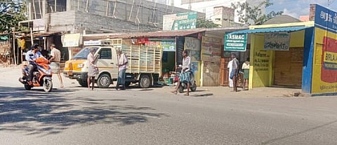 கடத்தூரில்  குடியிருப்பு மற்றும் பேருந்து நிலையம் அருகே பிரதான சாலையில் அமைந்துள்ள டாஸ்மாக் மதுக்கடை.