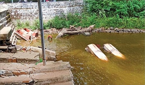 முறையான பராமரிப்பின்றி படிக்கட்டுகளும், படகுகளும் சேதமடைந்து, பயணிகள் பயன்படுத்த முடியாத நிலையில் உள்ள கொல்லிமலை வாசலூர்பட்டி படகு இல்லம்.