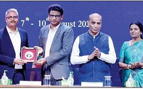 விஐடி சென்னை முதலாண்டு பொறியியல் மாணவர்களுக்கான வகுப்புகள் தொடக்க விழா நேற்று நடந்தது. இதில் சிறப்பு விருந்தினர்களாக பங்கேற்ற விஸ்டியன் கார்ப்பரேஷன் துணை தலைவர் பர்கத்துல்லா கான், மியான்மர் கவுரவ தூதர் ரங்கநாதன், ஐ.டி. வல்லுநர் முத்தழகி ஆகியோருக்கு விஐடி துணை தலைவர் சேகர் விசுவநாதன் நினைவுப் பரிசு வழங்கினார். உடன், விஐடி இணை துணைவேந்தர்  வி.எஸ்.காஞ்சனா பாஸ்கரன்.