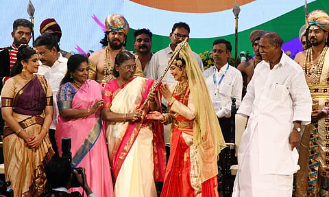 புதுச்சேரி  ஜிப்மர் மருத்துவமனையில் நேற்று நடந்த நிகழ்ச்சியில் பங்கேற்ற குடியரசுத் தலைவர் திரவுபதி முர்மு, சுதந்திர போராட்ட வீரா் வேலு நாச்சியாரின் நாடகத்தில் நடித்தவரைப் பாராட்டி, வாள் ஒன்றை பரிசளித்தார். உடன் துணைநிலை ஆளுநர் தமிழிசை, முதல்வர் ரங்கசாமி உள்ளிட்டோர். படம்: எம்.சாம்ராஜ் ﻿﻿