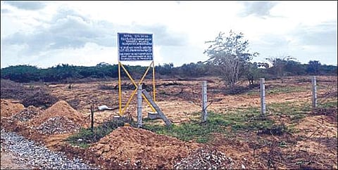 குலசேகரன்பட்டினத்தில் இஸ்ரோ ராக்கெட் ஏவுதளம் அமையவுள்ள பகுதியில் சுற்றுச்சுவர் அமைக்கும் பணி தொடங்கப்பட்டுள்ளது.