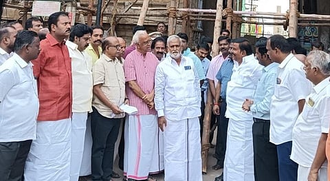 திருச்சி ஸ்ரீரங்கம் கோயிலின் கிழக்கு நுழைவு வாயிலில் உள்ள கோபுர பகுதியில் இந்து சமய அறநிலையத் துறை அமைச்சர் சேகர்பாபு ஆய்வு செய்தார். நகராட்சி நிர்வாகத்துறை அமைச்சர் கே.என்.நேரு உடனிருந்தார்.