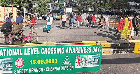 குரோம்பேட்டை ராதா நகர் பகுதியில் ஆபத்தை உணராமல் ரயில் தண்டவாளத்தை கடக்கும் பொதுமக்கள். படம்:எம்.முத்துகணேஷ்.