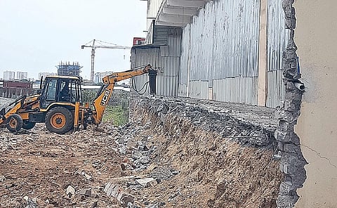 பல்லாவரம் - துரைப்பாக்கம் ரேடியல் சாலை பகுதியில் இங்கிலீஷ் எலக்ட்ரிக் நகர் பகுதியில் மழைநீர் கால்வாயை ஆக்கிரமித்து கட்டப்பட்டிருந்த கட்டிடங்களை பல்லாவரம் வட்டாட்சியர் ஆறுமுகம் தலைமையில் ஆக்கிரமிப்புகளை இடிக்கும் பணி. நேற்று நடைபெற்றது.  படம்: எம்.முத்துகணேஷ்