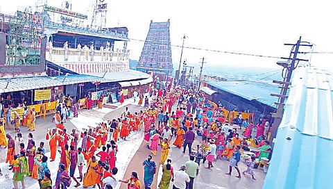 திருத்தணி சுப்பிரமணிய சுவாமி கோயில் ஆடிக் கிருத்திகை திருவிழாவில், நேற்று நடைபெற்ற ஆடி பரணி விழாவில்  பல்வேறு வகையான காவடிகளுடன் ஆயிரக்கணக்கான பக்தர்கள் பங்கேற்று சுவாமி தரிசனம் செய்தனர்.