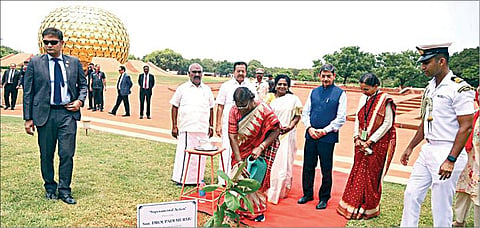 ஆரோவில் சர்வதேச நகரில் நேற்று மரக்கன்று நடும் குடியரசுத் தலைவர் திரவுபதி முர்மு. உடன், தமிழக ஆளுநர் ஆர்.என்.ரவி, புதுச்சேரி துணைநிலை ஆளுநர் தமிழிசை, அமைச்சர்கள் பொன்முடி, மஸ்தான் உள்ளிட்டோர்.