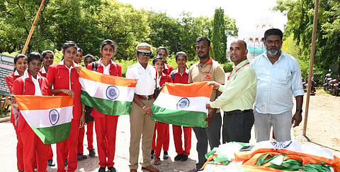 மதுரை காந்தி நினைவு அருங்காட்சியகத்தில் இன்று அஞ்சல்துறையினர் தேசியக்கொடியை ரூ.25க்கு விற்பனை செய்தனர். படம்: எஸ்.கிருஷ்ணமூர்த்தி.