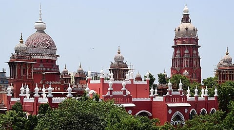 அமைச்சரின் நேர்முக உதவியாளருக்கு பதவி உயர்வு வழங்க ஏதுவாக சக அதிகாரிக்கு வழங்கப்பட்ட சார்ஜ் மெமோ ரத்து