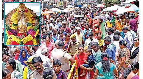 ஆடி கிருத்திகையை முன்னிட்டு, சென்னை வடபழனி முருகன் கோயிலில் பக்தர்கள் நீண்ட வரிசையில் காத்திருந்து வழிபட்டனர் . (உள்படம்) ராஜ அலங்காரத்தில் பக்தர்களுக்கு அருள்பாலித்த உற்சவர் . படங்கள்: ம.பிரபு