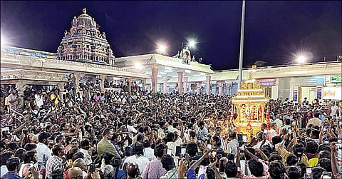 திருப்பரங்குன்றம், பழநி, திருத்தணி உள்ளிட்ட முருகன் கோயில்களில் ஆடிக்கிருத்திகை - பக்தர்கள் காவடி எடுத்து வழிபாடு