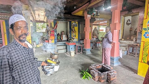 மதுரை சொக்கிகுளம் பகுதி நவசக்தி விநாயகர் கோயிலில் சாம்பிராணி தூபமிடும் சேட் என்ற கனகாபிச்சை. படம்: எஸ்.கிருஷ்ணமூர்த்தி