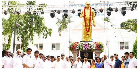 சென்னை நுங்கம்பாக்கத்தில் உள்ள பள்ளிக் கல்வித் துறை வளாகத்தில் நிறுவப்பட்டுள்ள பேராசிரியர் அன்பழகன் சிலையை முதல்வர் ஸ்டாலின் திறந்துவைத்தார்