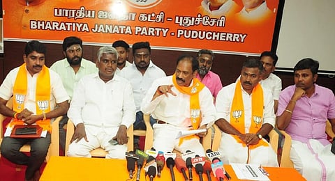 வீடுகளில் 1 லட்சம் தேசியக் கொடிகளை ஏற்ற ஏற்பாடு: புதுச்சேரி பாஜக தகவல்