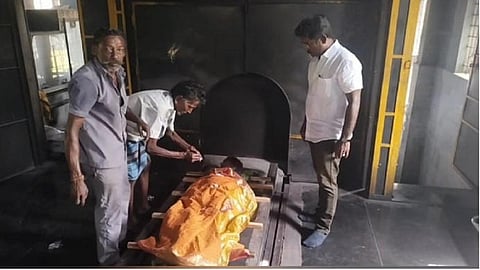 சேலம் | மனைவியின் உடலை நல்லடக்கம் செய்ய முடியாமல் தவித்த கணவர் - உதவிய மாமன்ற உறுப்பினர் 