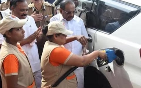 பெண் சிறைவாசிகளால் நிர்வகிக்கப்படும் பெட்ரோல் விற்பனை நிலையம்: புழல் பெண்கள் தனி சிறை அருகே அமைச்சர் திறந்து வைத்தார்