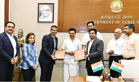 கோத்ரெஜ் கன்ஸ்யூமர் ப்ராடக்ட்ஸ் நிறுவனம், செங்கல்பட்டு மாவட்டத்தில் ரூ.515 கோடியில் உற்பத்தி ஆலையை நிறுவுவதற்கான புரிந்துணர்வு ஒப்பந்தம், முதல்வர் மு.க.ஸ்டாலின் முன்னிலையில், தலைமைச் செயலகத்தில், நேற்று மேற்கொள்ளப்பட்டது. நிகழ்ச்சியில் தொழில் துறை அமைச்சர் டி.ஆர்.பி.ராஜா, தலைமைச் செயலர் சிவ்தாஸ் மீனா, துறை செயலர் ச.கிருஷ்ணன், தொழில் வழிகாட்டி நிறுவனத்தின் மேலாண்மை இயக்குநர் வே.விஷ்ணு, கோத்ரேஜ் கன்ஸ்யூமர் ப்ராடக்ட்ஸ் நிறுவனத்தின் செயல் தலைவர் நிசாபா கோத்ரெஜ் உள்ளிட்டோர் பங்கேற்றனர்.