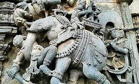 மைசூருக்கு அருகில் உள்ள பேலூர் சென்னகேசவ ஆலயத்திலுள்ள போர்யானைச் சிற்பம். படம்: தாமஸ் அலக்ஸாண்டர்