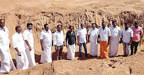 முதல்வரின் ராமநாதபுர வருகையை வைத்து நடக்கும் மணல் கொள்ளையை தடுக்கக் கோரி பாஜகவினர் புகார்