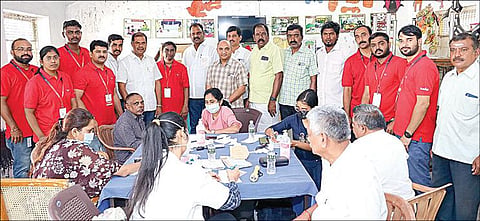 வாக்கரூ அறக்கட்டளை மற்றும் அரவிந்த் கண் மருத்துவமனை இணைந்து, கோவை மலுமிச்சம்பட்டியில் பொதுமக்களுக்கு இலவச கண் பரிசோதனை, கண்புரை அறுவை சிகிச்சை முகாமை நடத்தின.