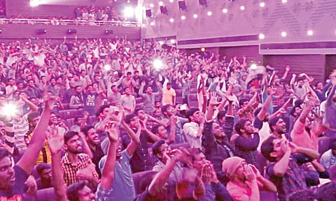 பணமின்றி அசையாது உலகு 11: முதல் நாள்.. முதல் காட்சி.. 