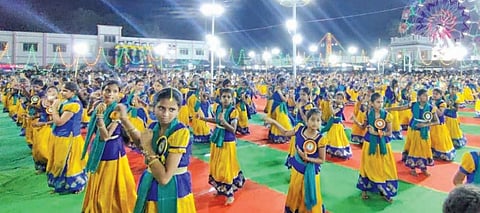 உடுமலை அருகே ஒரே நேரத்தில் 2,000+ பேர் பங்கேற்ற வள்ளி கும்மியாட்டம்