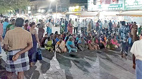 திருநெல்வேலி அரசு மருத்துவமனை முன்பு நேற்று இரவு மறியலில் ஈடுபட்ட ராஜாமணியின் உறவினர்கள்.