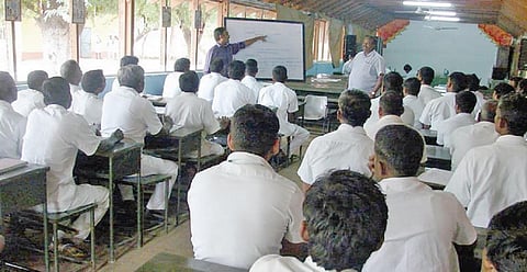 கோவை மத்திய சிறை வளாகத்தில் உள்ள கல்விக்கூடத்தில் பாடங்களை கற்கும் தண்டனைக் கைதிகள்.