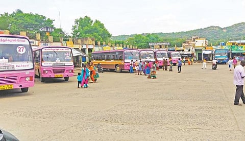 முதல்வர் அடிக்கல் நாட்டி 2 மாதங்களாகியும் கட்டுமானப் பணி தொடங்கப்படாத மேட்டூர் பேருந்து நிலையம்.