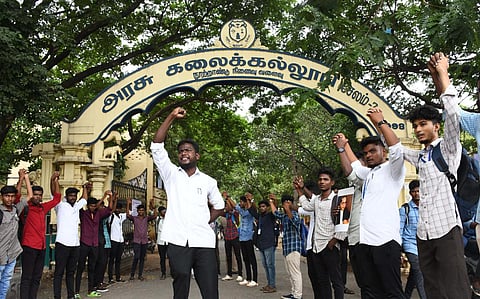 சேலத்தில் அரசு கலைக்கல்லூரி மாணவர்கள் மனித சங்கிலி போராட்டத்தில் ஈடுபட்டனர்.
