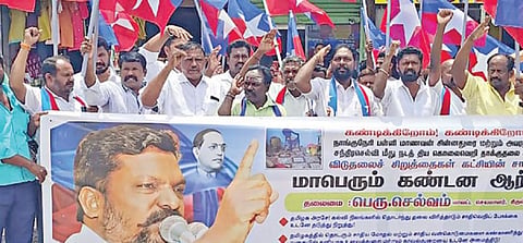நாங்குநேரி சம்பவத்தைக் கண்டித்து,  தேன்கனிக்கோட்டை பேருந்து நிலையம் முன்பு ஆர்ப்பாட்டத்தில் ஈடுபட்ட விடுதலை சிறுத்தைகள் கட்சியினர்.
